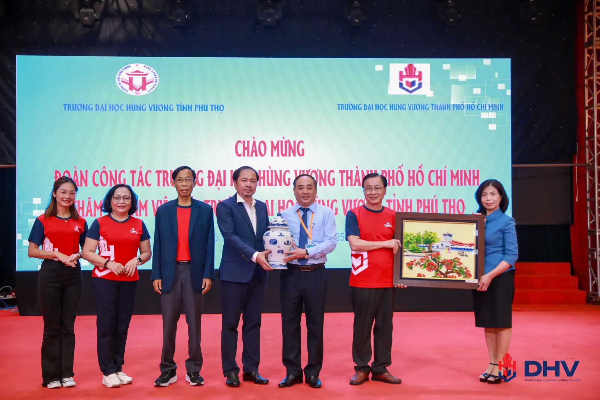 Khoảnh khắc tặng quà lưu niệm giữa hai nhà trường.