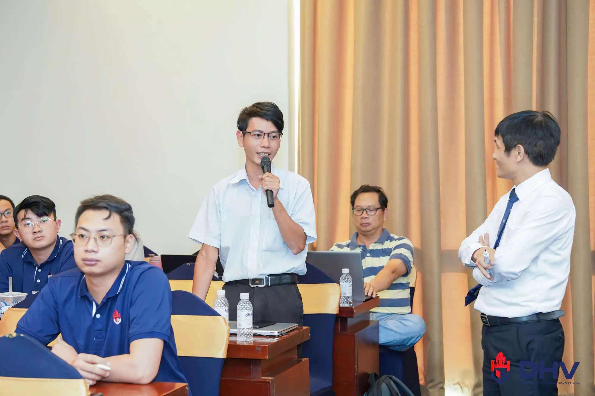 Giảng viên DHV đặt câu hỏi và chia sẻ ý tưởng khởi nghiệp