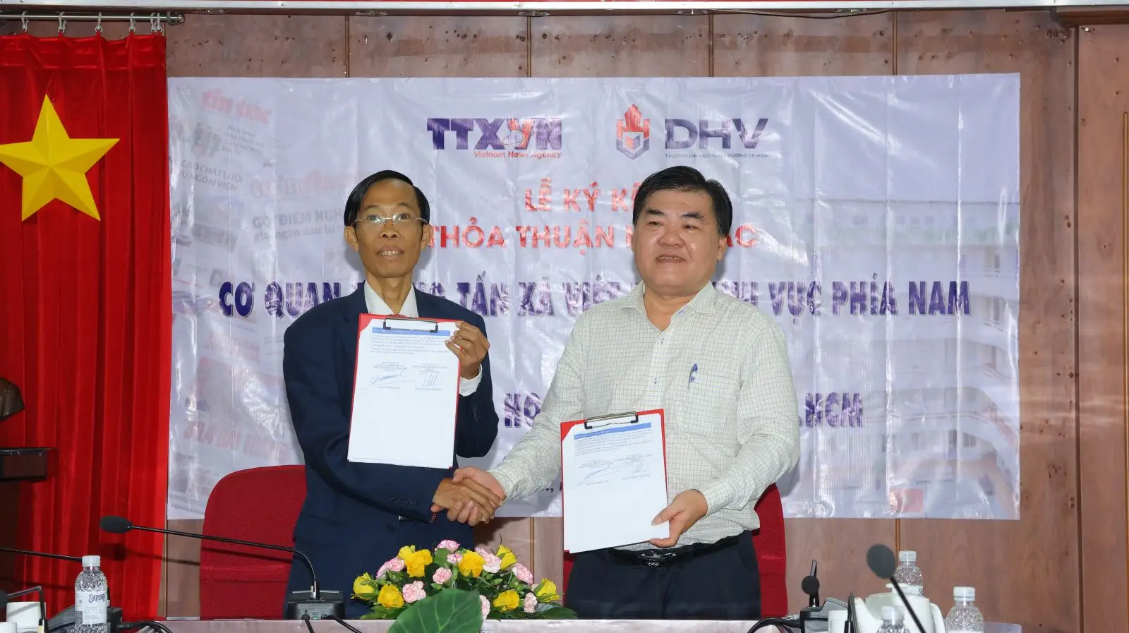 PGS. TS Trần Văn Hưng, Phó Hiệu trưởng Trường Đại học Hùng Vương TP Hồ Chí Minh và ông Nguyễn Quốc Tuấn, Giám đốc Cơ quan TTXVN KVPN kí kết thoả thuận hợp tác.