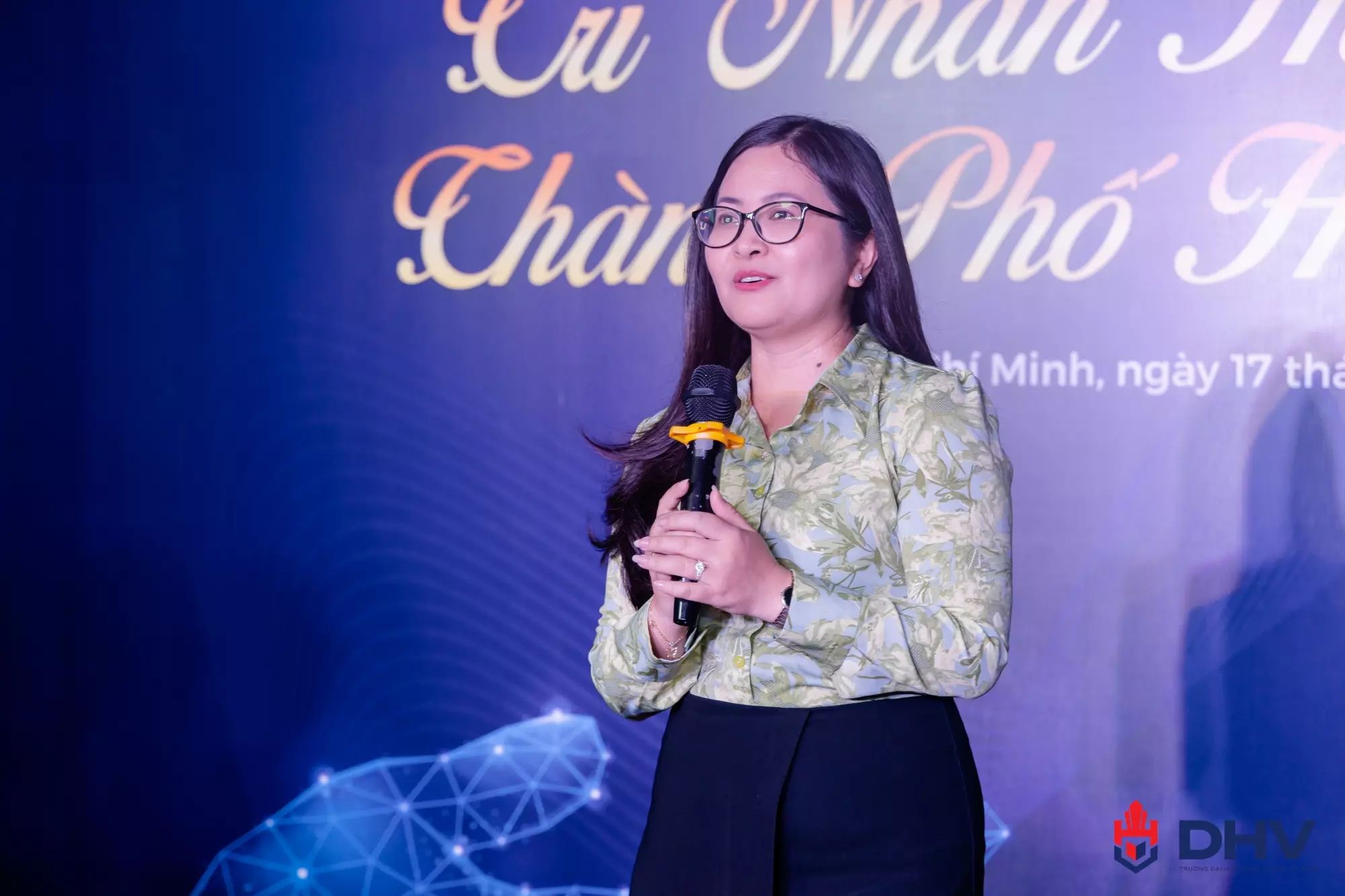 Khoảnh khắc các cựu sinh viên chia sẻ kỷ niệm về DHV ngày trở về.