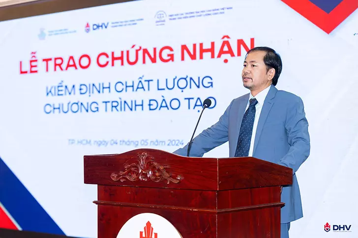 Phó Hiệu trưởng Phụ trách DHV, Tiến sĩ Trần Việt Anh phát biểu tại Lễ trao Chứng nhận Kiểm định Chất lượng Chương trình đào tạo