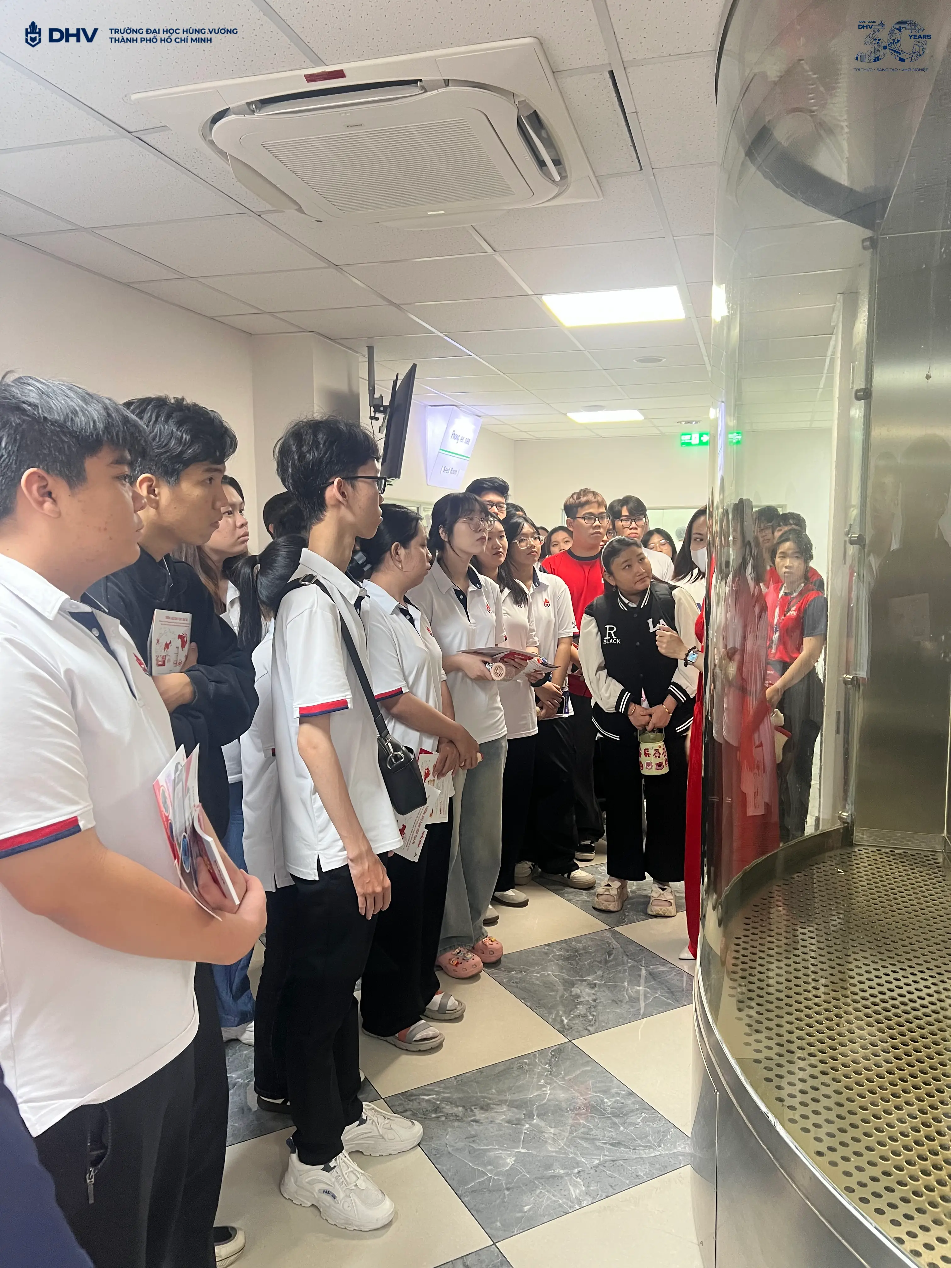 Sinh viên tham quan tìm hiểu cách Yakult tạo ra từng sản phẩm chất lượng với những tiêu chuẩn nghiêm ngặt