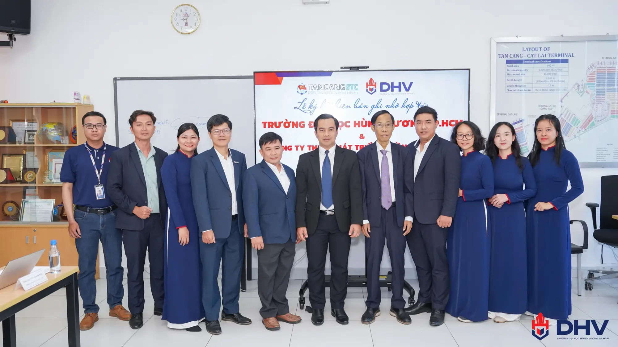 Ông Nguyễn Thanh Nhã chụp ảnh lưu niệm cùng quý Thầy/Cô lãnh đạo DHV