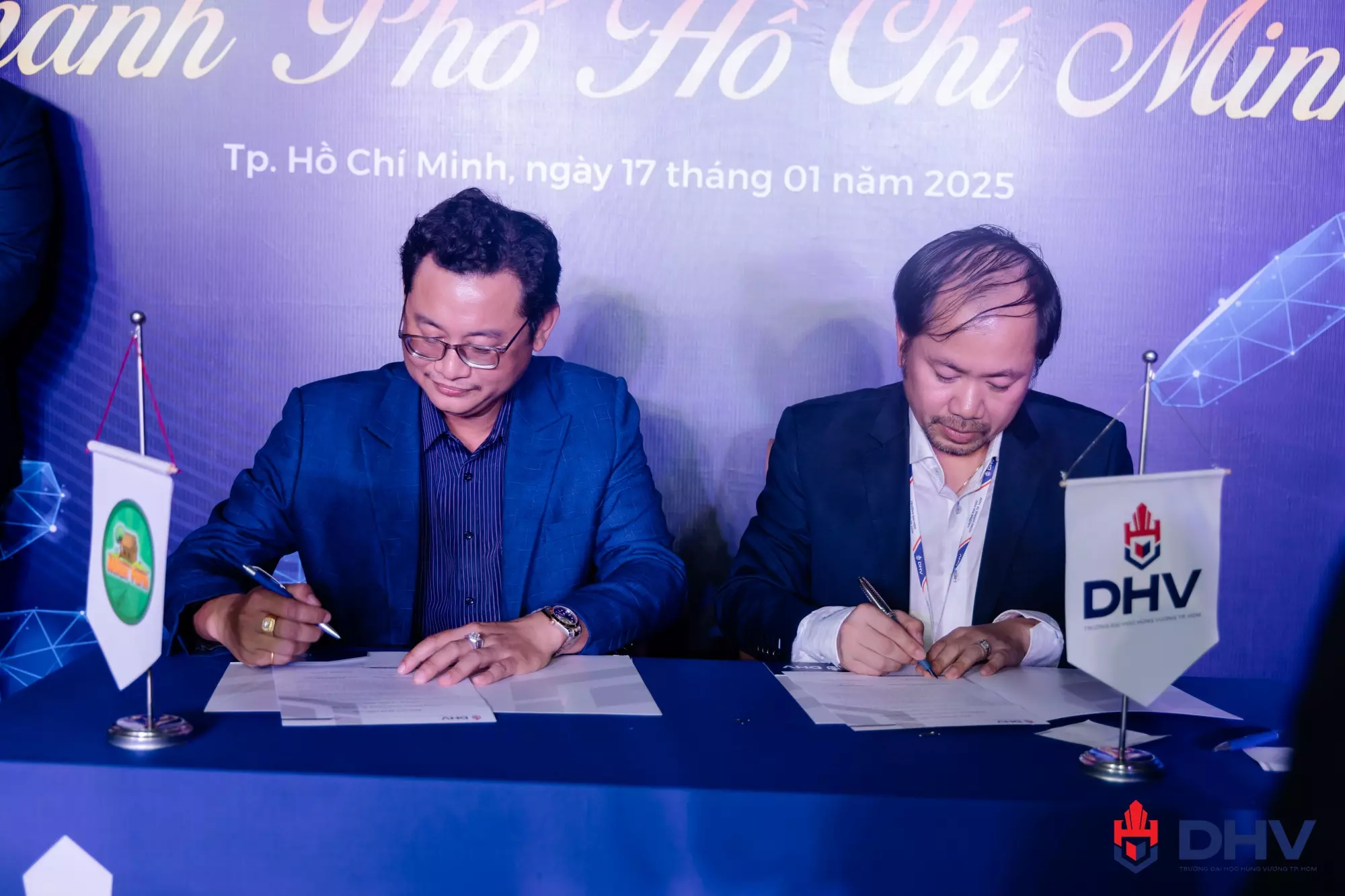 Nguyễn Thành Nhơn (Cựu sinh viên khóa 2004-2008 ngành Công nghệ Thông tin) - Giám đốc điều hành Milan Farm để tiến hành nghi thức ký kết hợp tác.