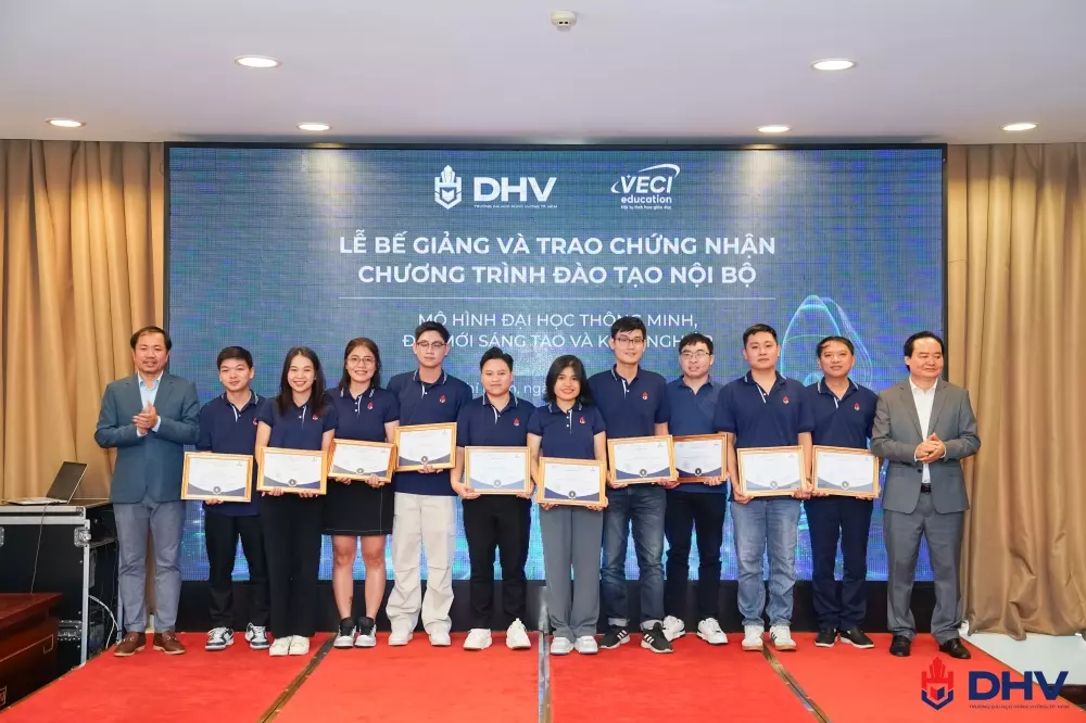CBNV nhận giấy chứng nhận hoàn thành hoạt động đào tạo nội bộ