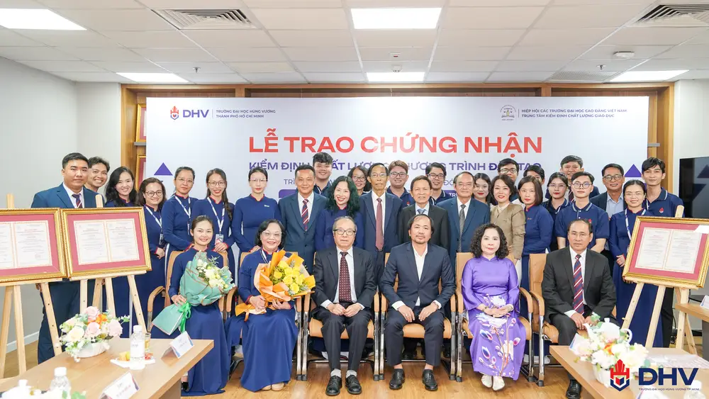 Lãnh đạo Nhà Trường chụp ảnh kỷ niệm cùng các đại diện Trung tâm.