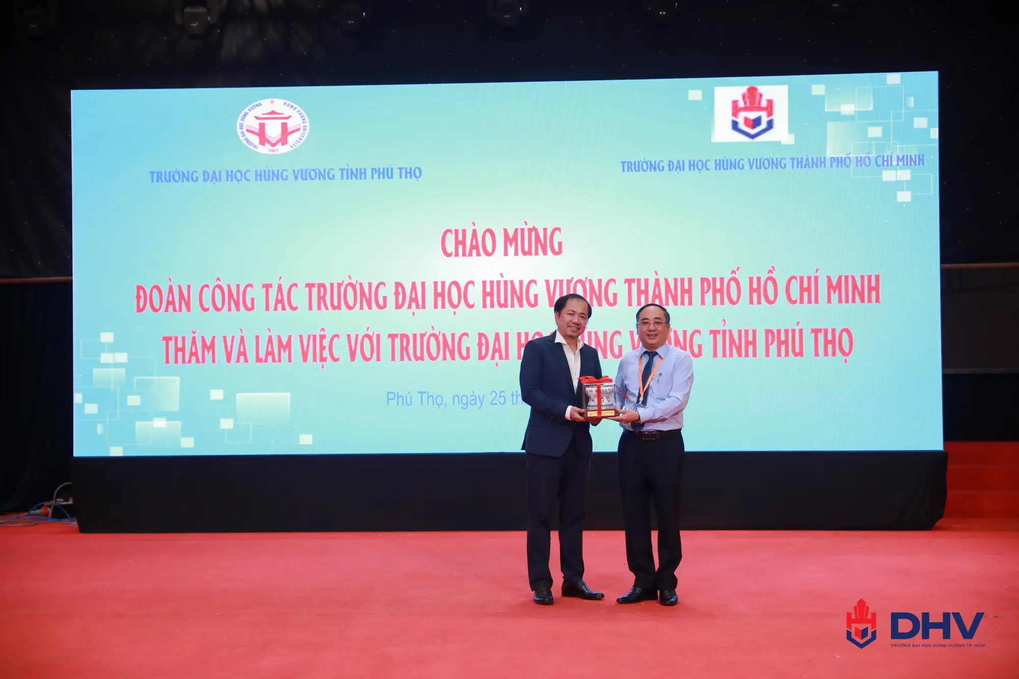 Khoảnh khắc tặng quà lưu niệm giữa hai nhà trường.