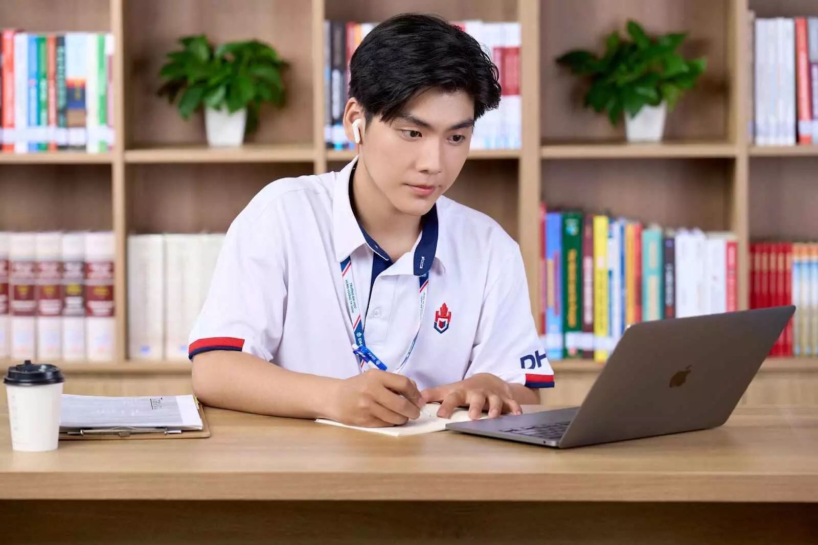 sinh viên trường đại học hùng vương tp hcm dhv tiên phong trong khởi nghiệp và sáng tạo