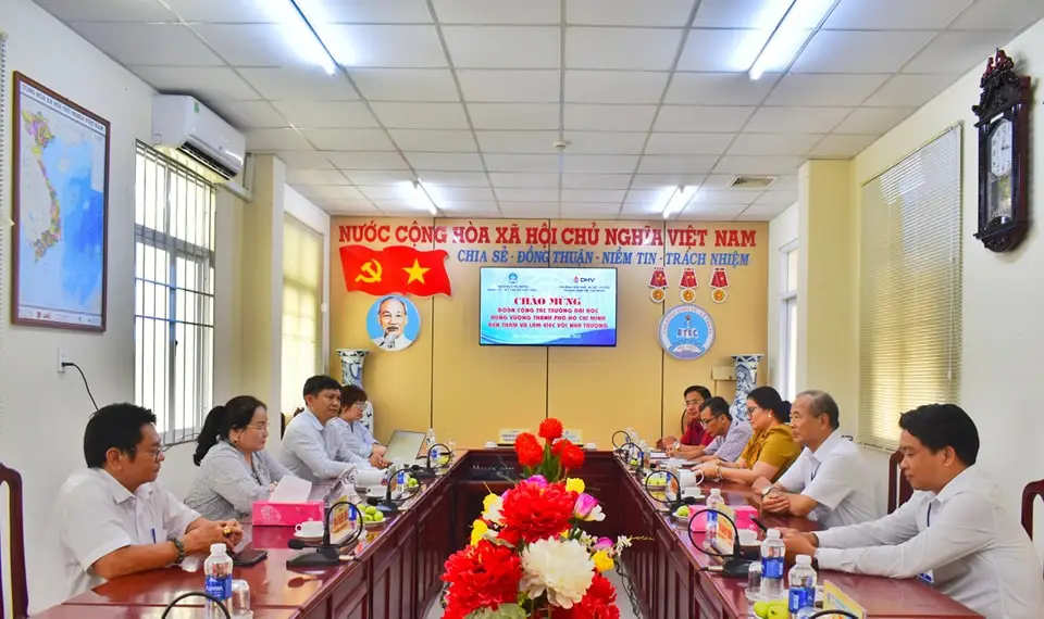 Lãnh đạo hai bên đã cùng chia sẻ về định hướng đào tạo, những kết quả nổi bật trong quá trình phát triển cũng như mục tiêu chiến lược của từng đơn vị.