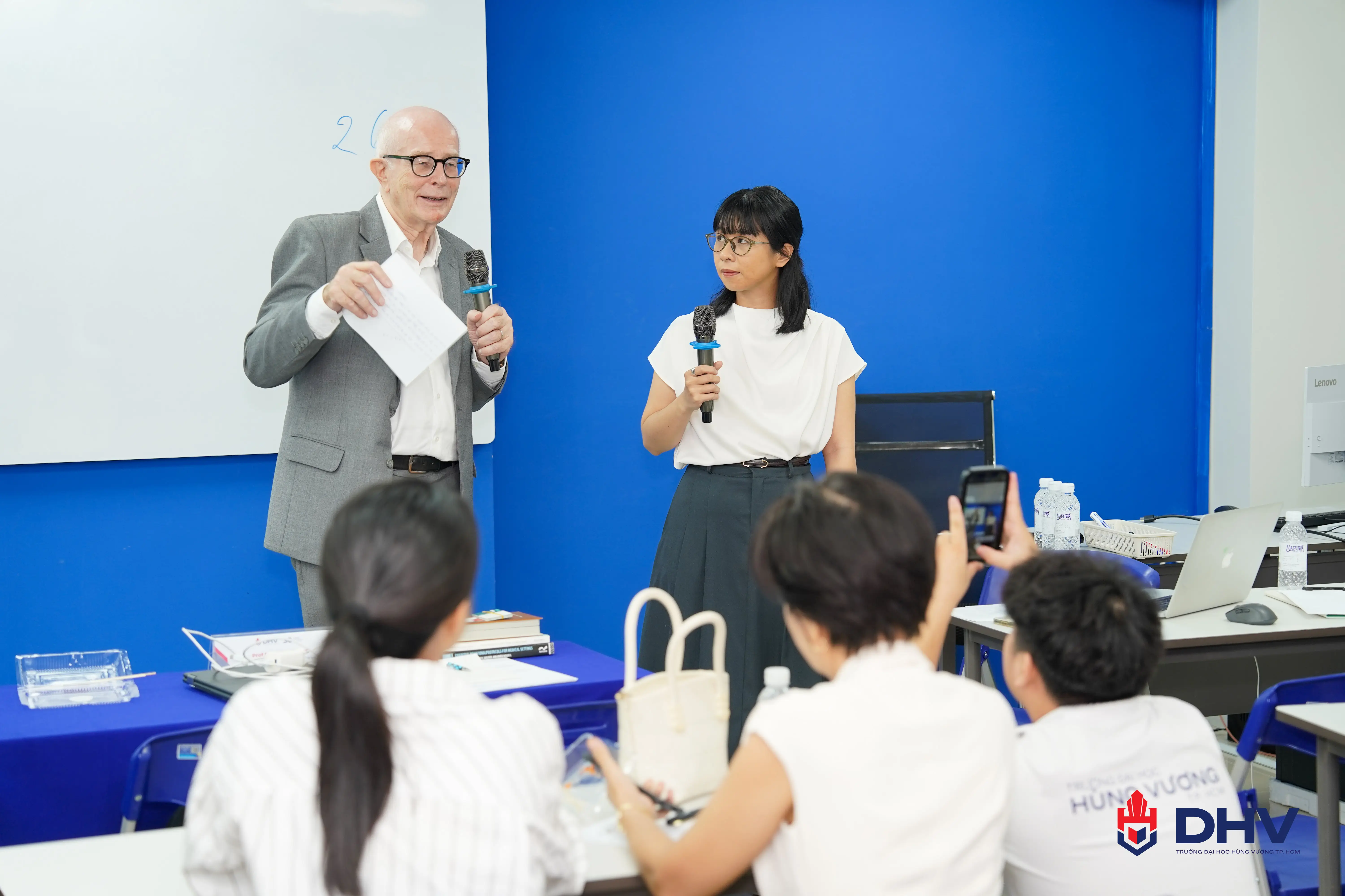 GS.TS. Armin Kuhr đã nhấn mạnh sự tác động qua lại giữa sức khỏe thể chất, sức khỏe tinh thần và chất lượng các mối quan hệ xã hội trong đời sống của mỗi cá nhân.