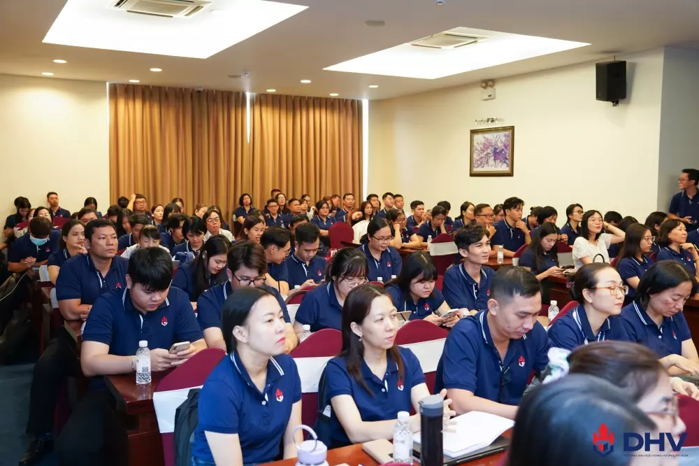 Giảng viên tại lễ bế giảng về khởi nghiệp