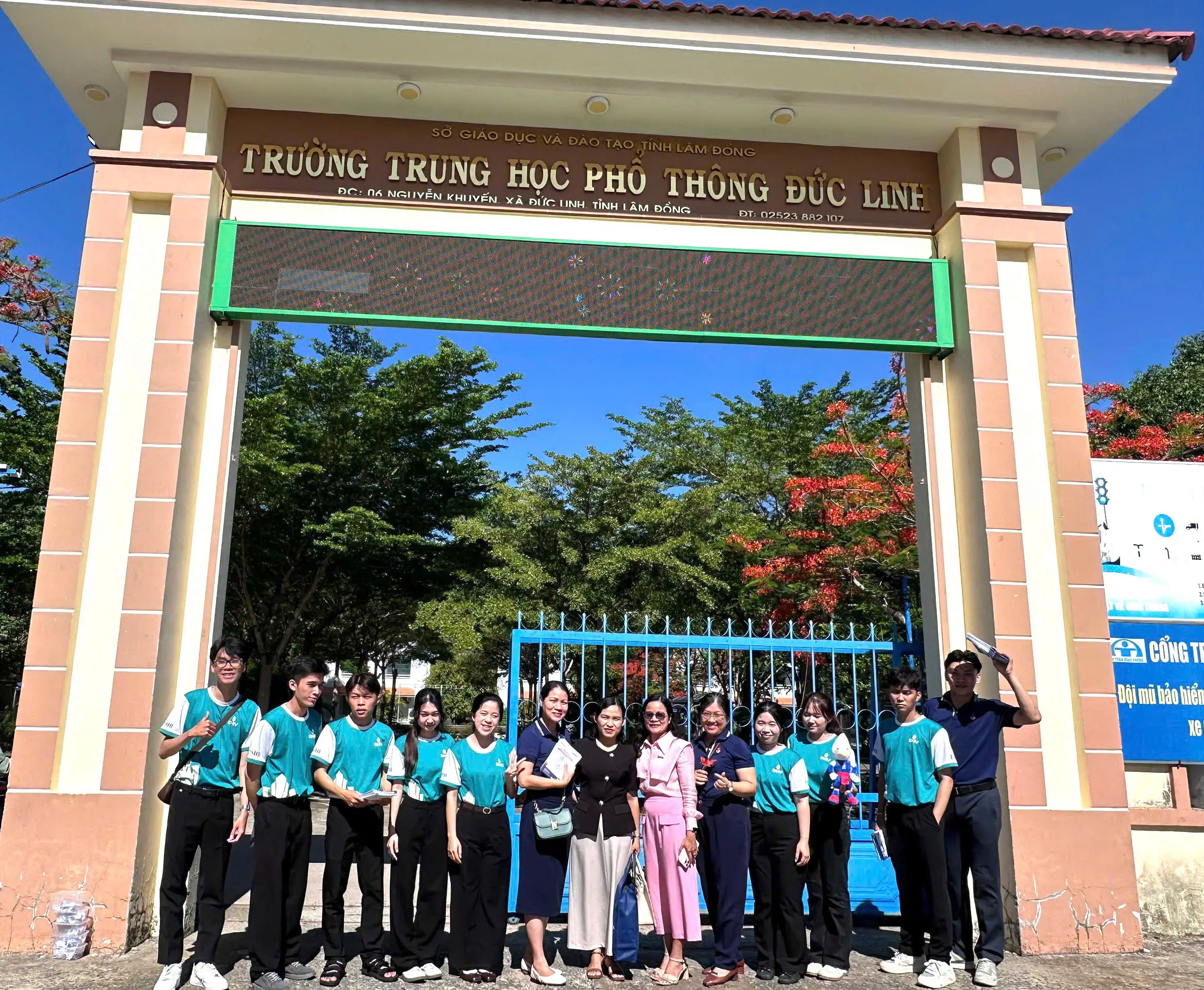 ThS. Lê Thị Xuân Oanh- Giảng viên Khoa Tài chính – Ngân hàng – Kế toán DHV cùng Quý Thầy/ Cô các Khoa và các em sinh viên FBA tuyển sinh tại Trường THPT Đức Linh