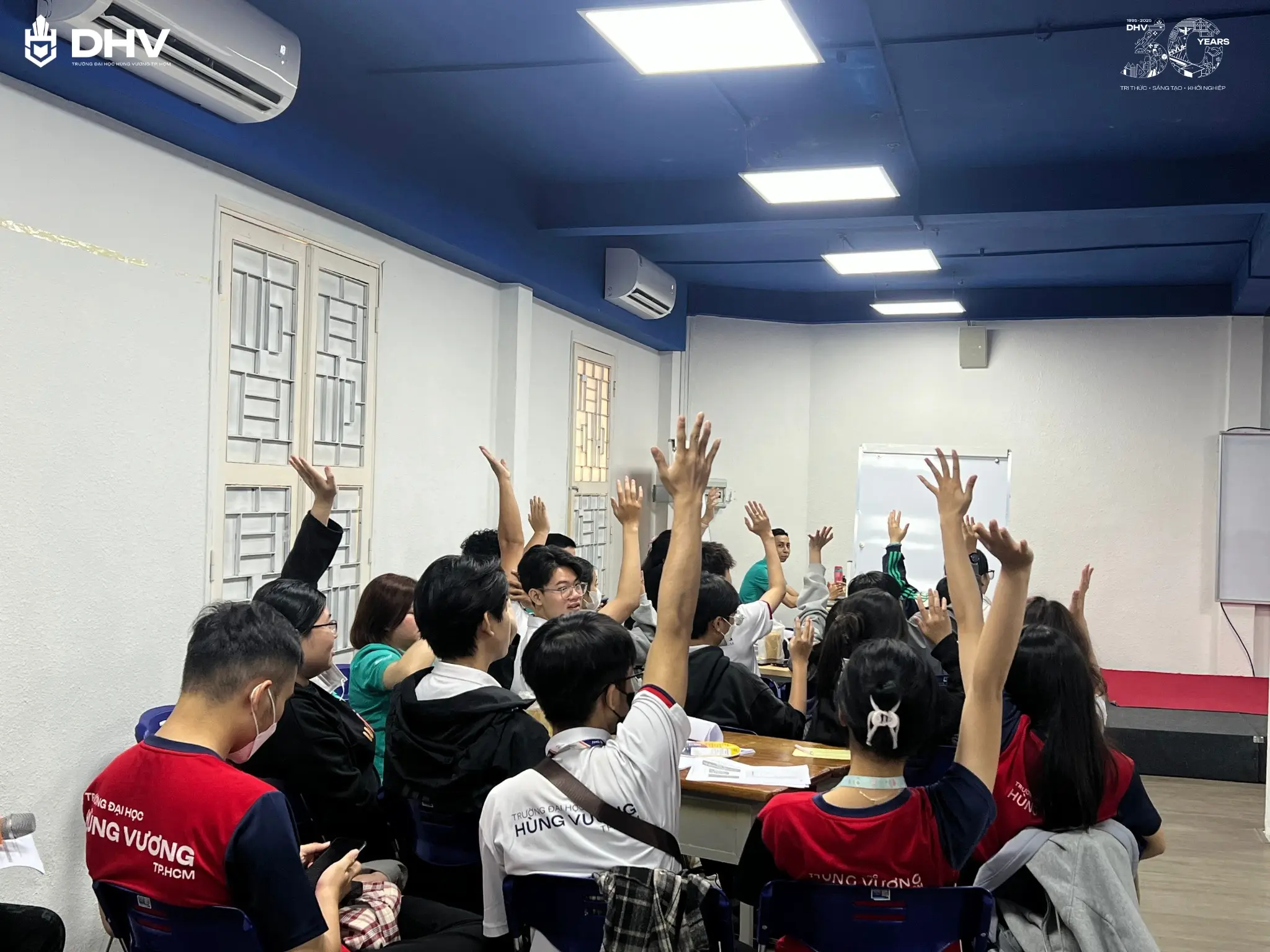 Các bạn sinh viên hăng hái trả lời các câu hỏi